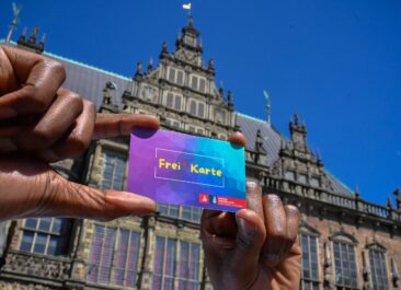 Foto der neuen FreiKarte im Land Bremen vor dem Rathaus Bremen.