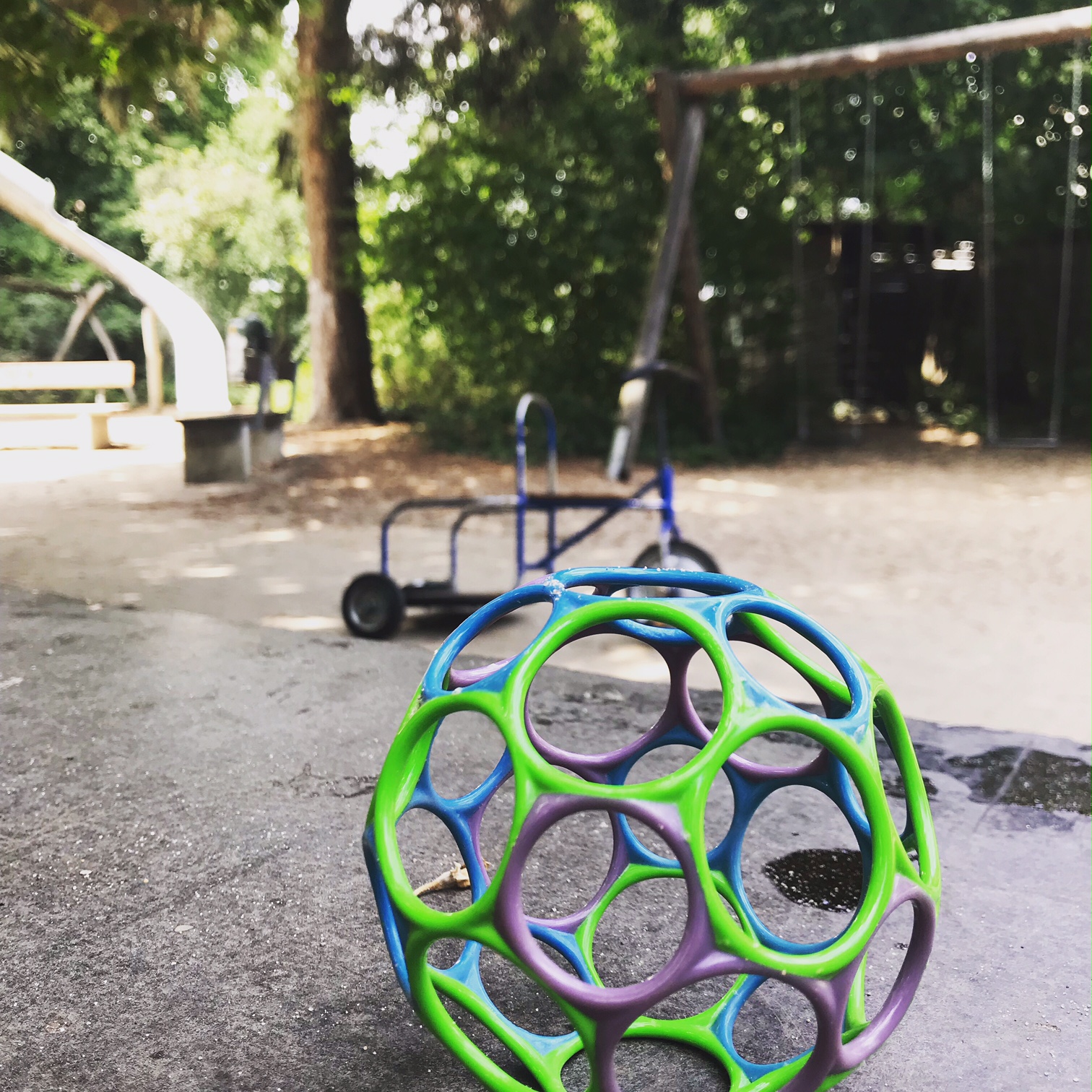 Kinderspielzeug auf einem Spielplatz