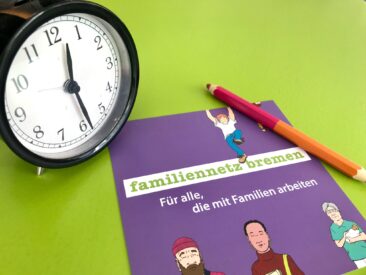 Flyer für Fachkräfte mit einem Stift und einem Wecker im Hintergrund