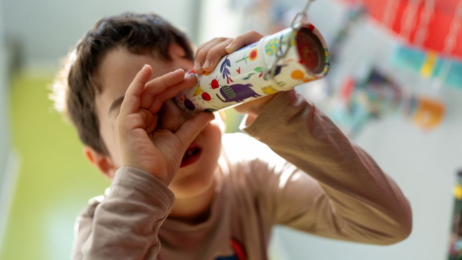 Kind schaut durch Kaleidoskop